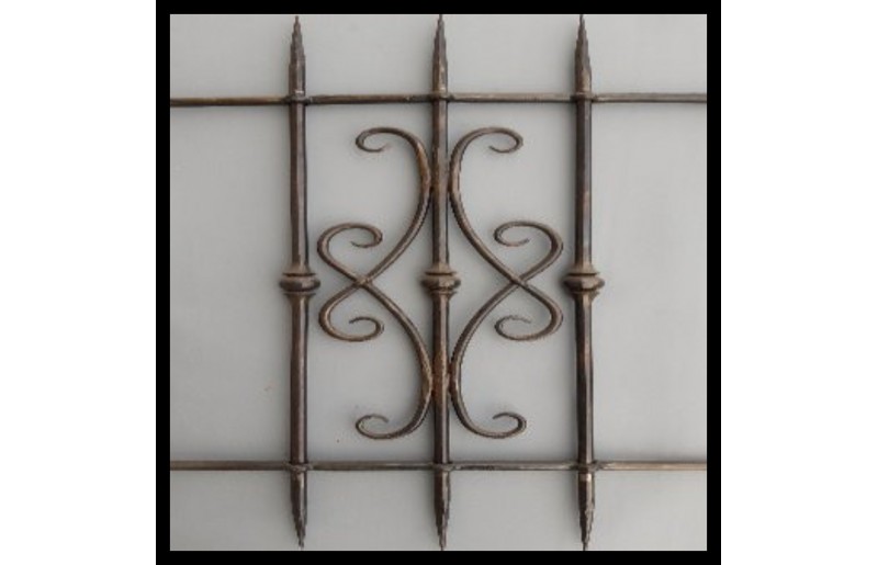 Grille de défense à barreaudage en fer droit. Grille de défense à barreaudage en fer droit.